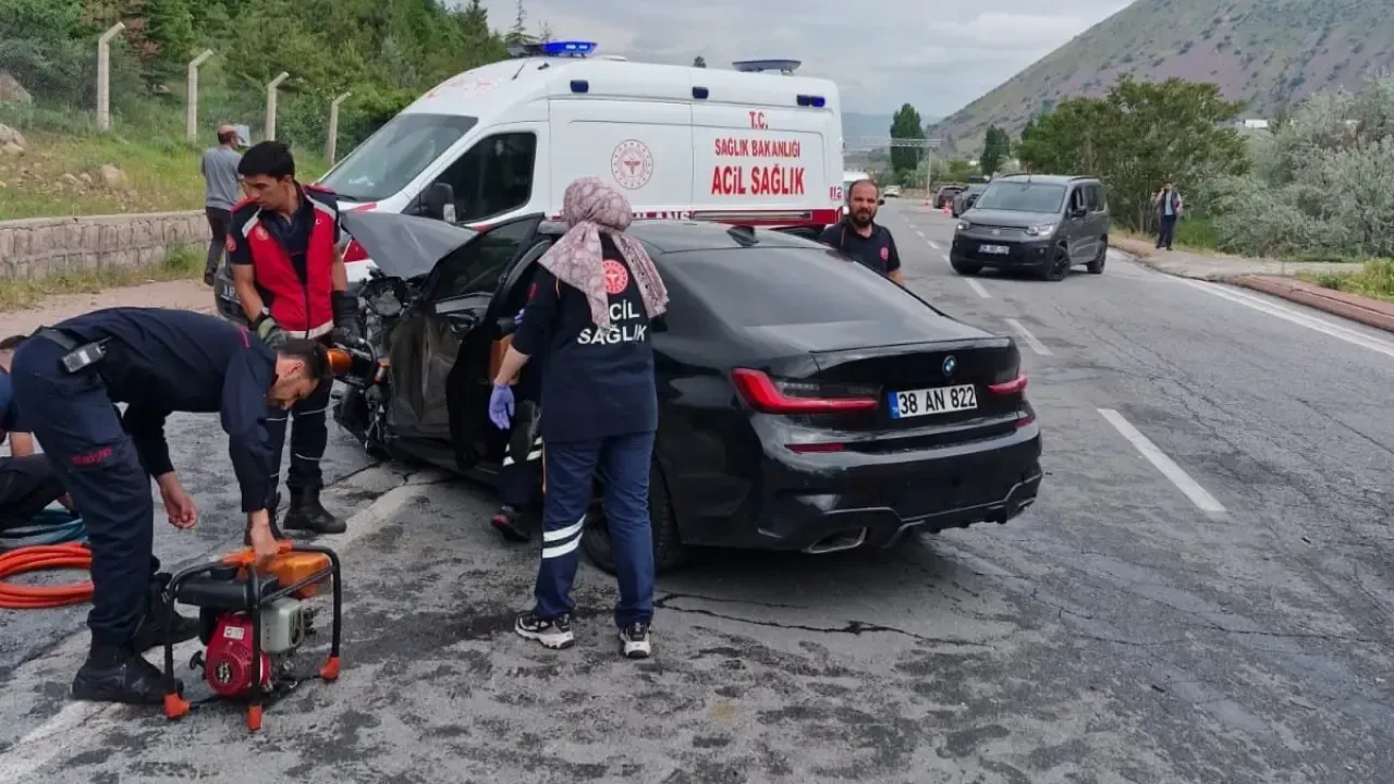 Kayseri’de iki otomobil çarpıştı: 2 ölü, 1 yaralı