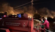 İzmir İtfaiyesi, Buca'dan Gaziemir'e ulaşan yangına karşı siper oldu