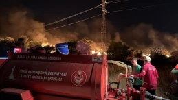 İzmir İtfaiyesi, Buca'dan Gaziemir'e ulaşan yangına karşı siper oldu