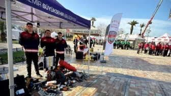 İzmir'de 6 Şubat anması: Deprem ekipmanları Konak'ta sergilendi