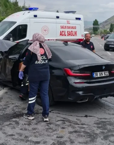 Kayseri’de iki otomobil çarpıştı: 2 ölü, 1 yaralı
