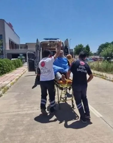 Yaktıkları ateşi söndürmeye çalışırken yaralandılar