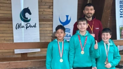 Aliağalı özel sporcular masa tenisi ve binicilikte altın madalyaları topladı