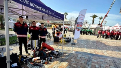 İzmir'de 6 Şubat anması: Deprem ekipmanları Konak'ta sergilendi