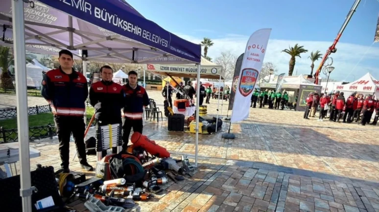 İzmir'de 6 Şubat anması: Deprem ekipmanları Konak'ta sergilendi