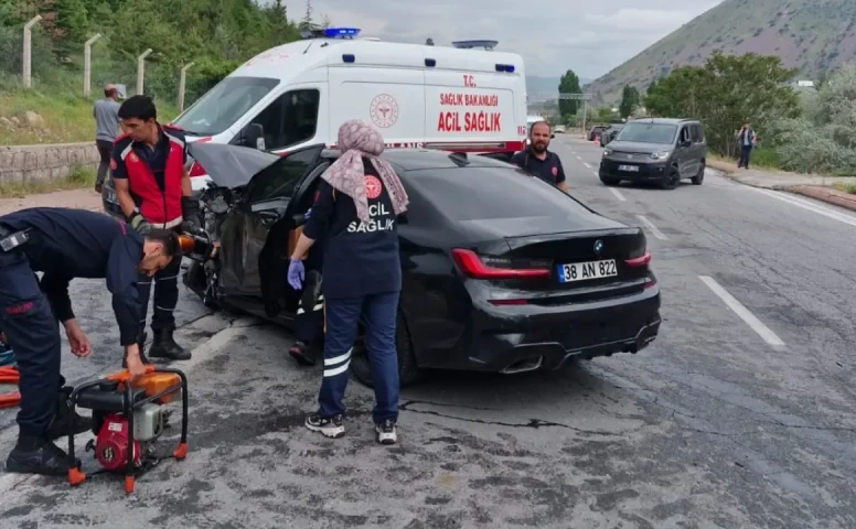 Kayseri’de iki otomobil çarpıştı: 2 ölü, 1 yaralı