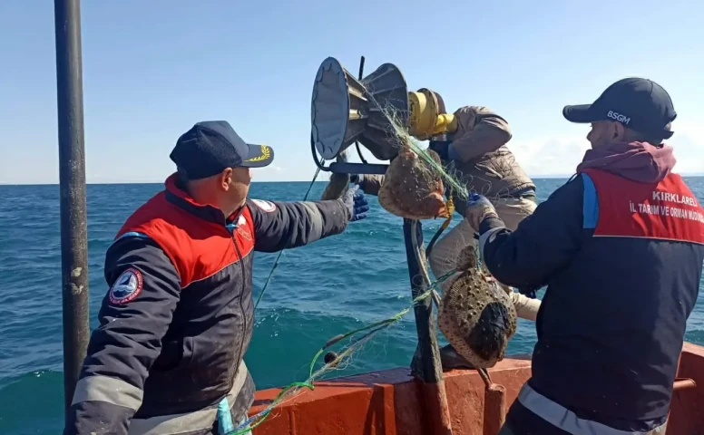 Karadeniz’e kaçak kalkan avı için bırakılan 44 bin metre ağ toplandı