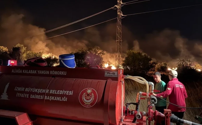 İzmir İtfaiyesi, Buca'dan Gaziemir'e ulaşan yangına karşı siper oldu