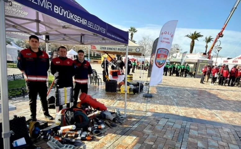 İzmir'de 6 Şubat anması: Deprem ekipmanları Konak'ta sergilendi